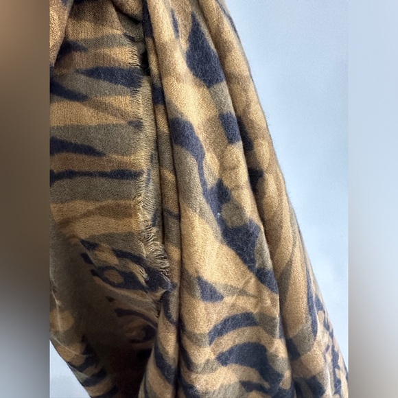 Animal print scarf large soft scarf, size M new with tags - Picture 3 of 9